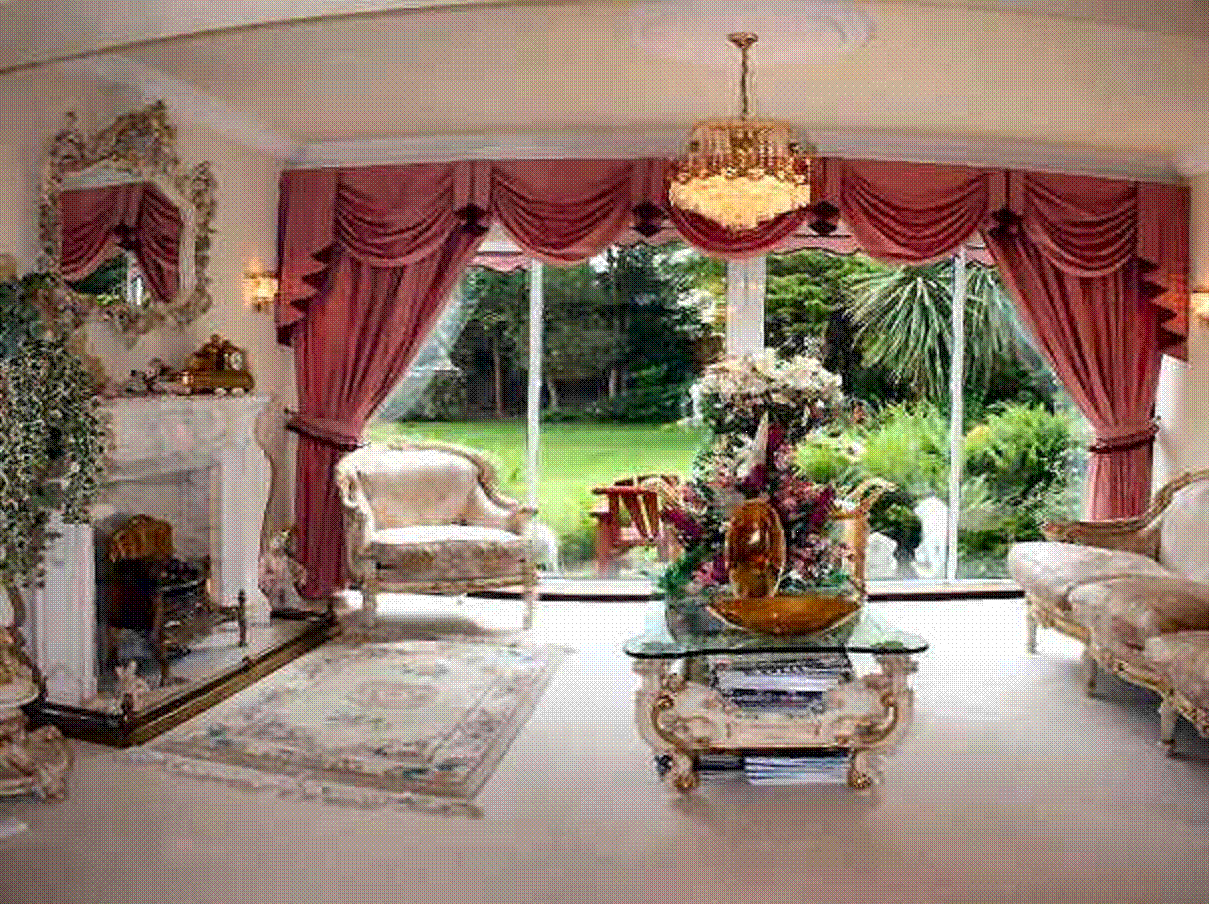 Outside "The Bumbles" when Tracy and Charlotte livedthere...